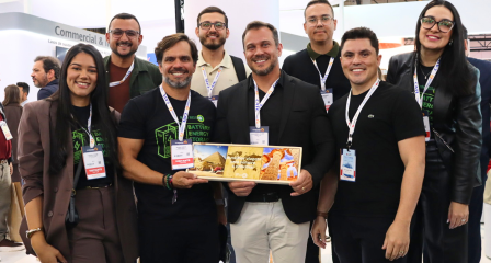 Equipe da Amara NZero Brasil com parceiros durante a Intersolar South America 2026 em São Paulo.