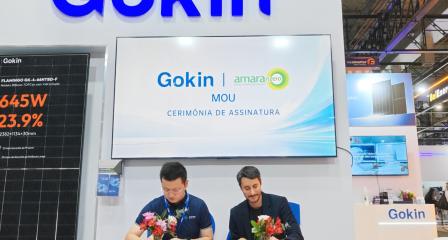 Executivos da Amara NZero e Gokin Solar assinam o Memorando de Entendimento (MOU) de parceria estratégica no mercado fotovoltaico durante a cerimônia oficial na feira Intersolar South America.